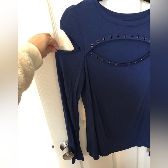 L Rock & Republic Blue Cold Shoulder Peekaboo Top - Picture 3 of 7